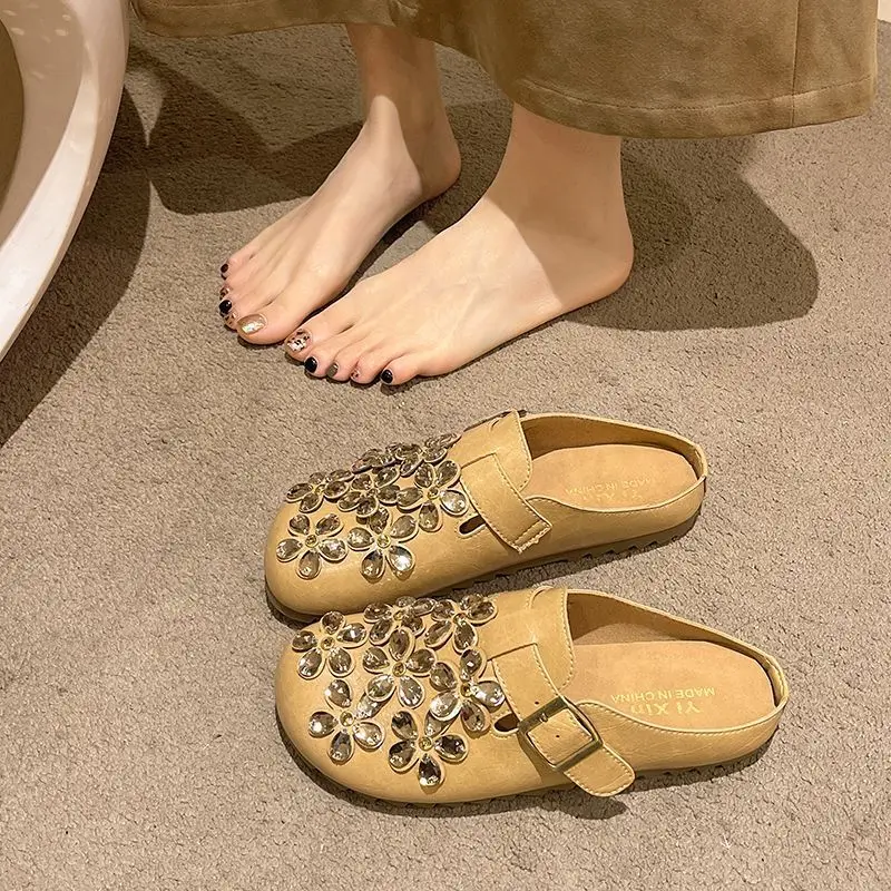 Slip On Mule Flat - 여성용 플로럴 라인스톤 버클 스트랩 클로즈드